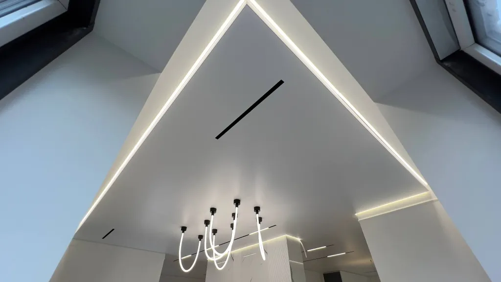 Плесень под натяжным потолком: что делать и как убрать навсегда